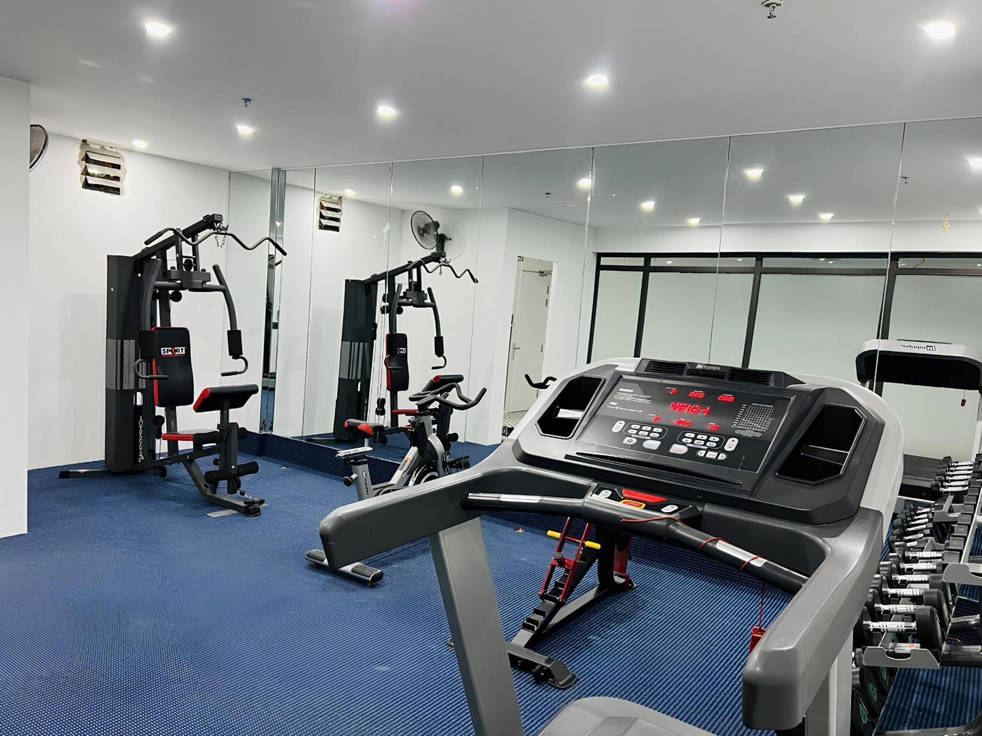 May De Ville Crown Hotel Ανόι Εξωτερικό φωτογραφία The gym at the hotel