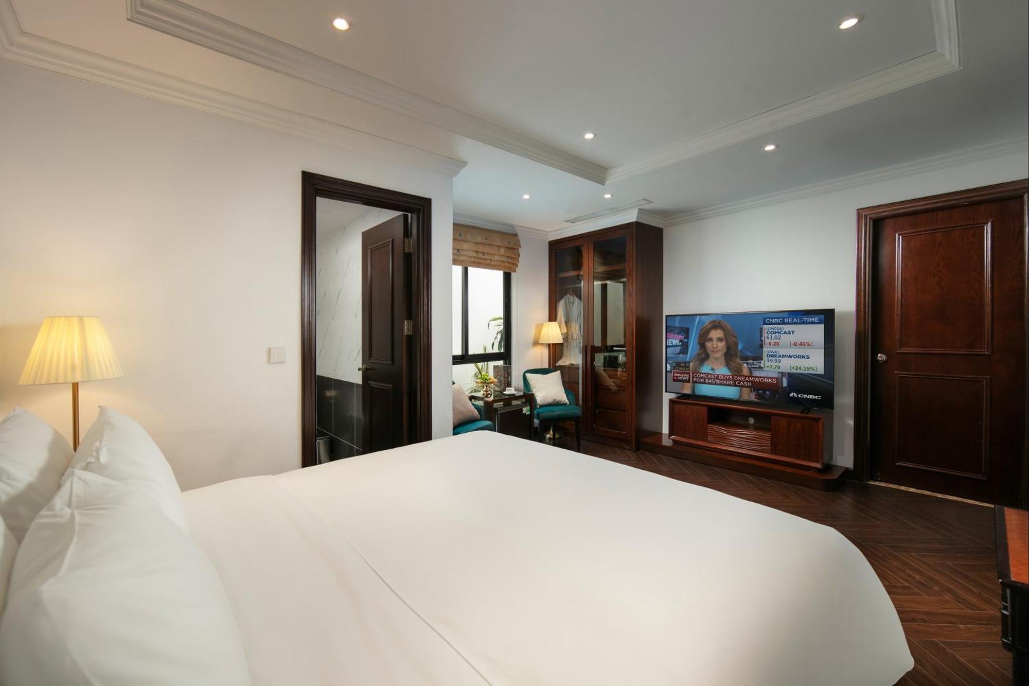 May De Ville Crown Hotel Ανόι Εξωτερικό φωτογραφία A bedroom at the hotel
