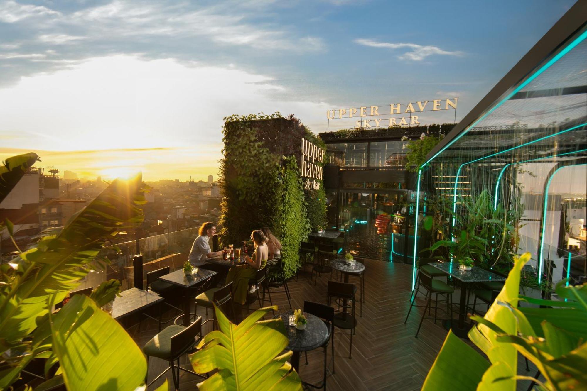 May De Ville Crown Hotel Ανόι Εξωτερικό φωτογραφία The rooftop bar at the hotel