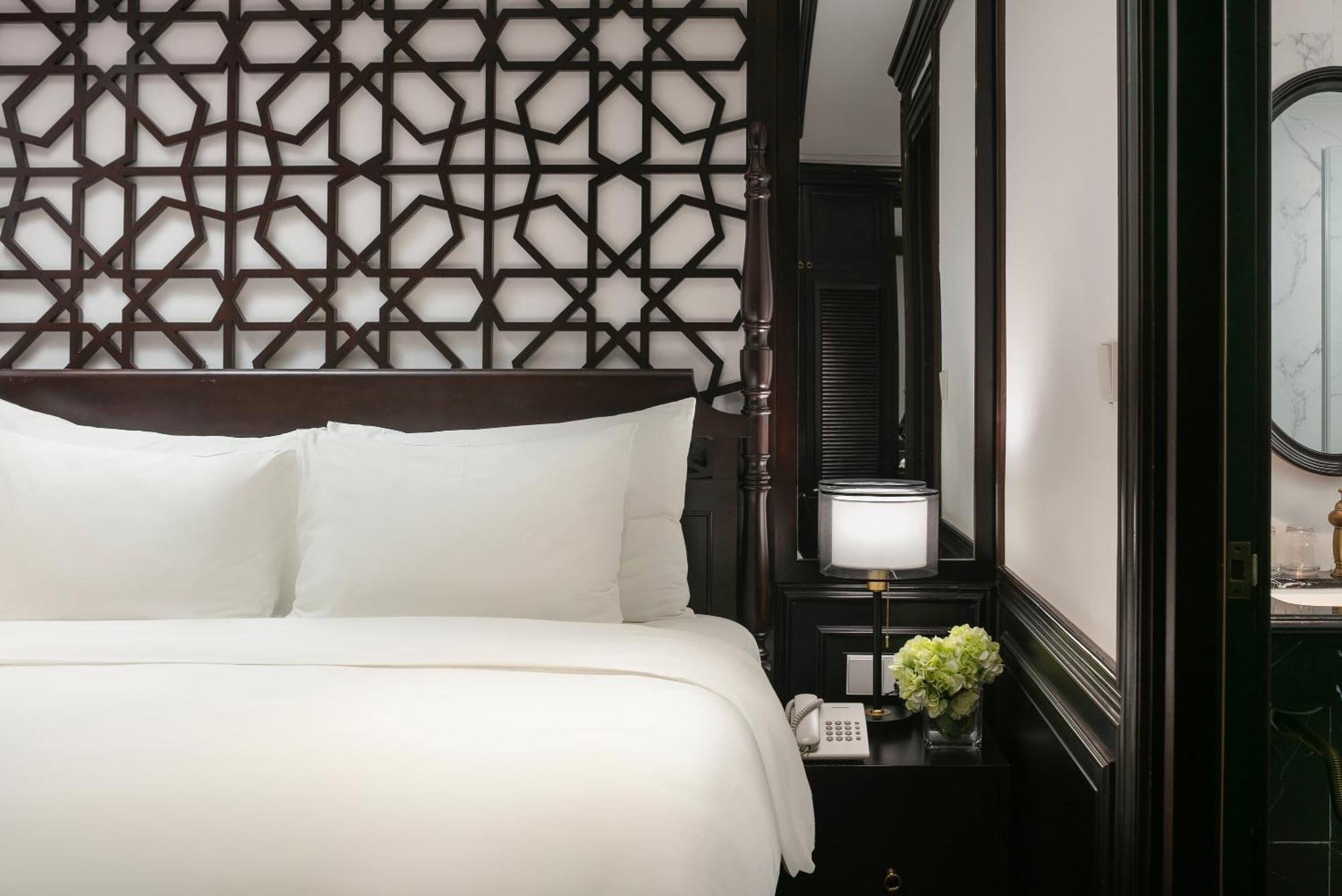 May De Ville Crown Hotel Ανόι Εξωτερικό φωτογραφία A bedroom at the Mandarin Oriental, Hanoi