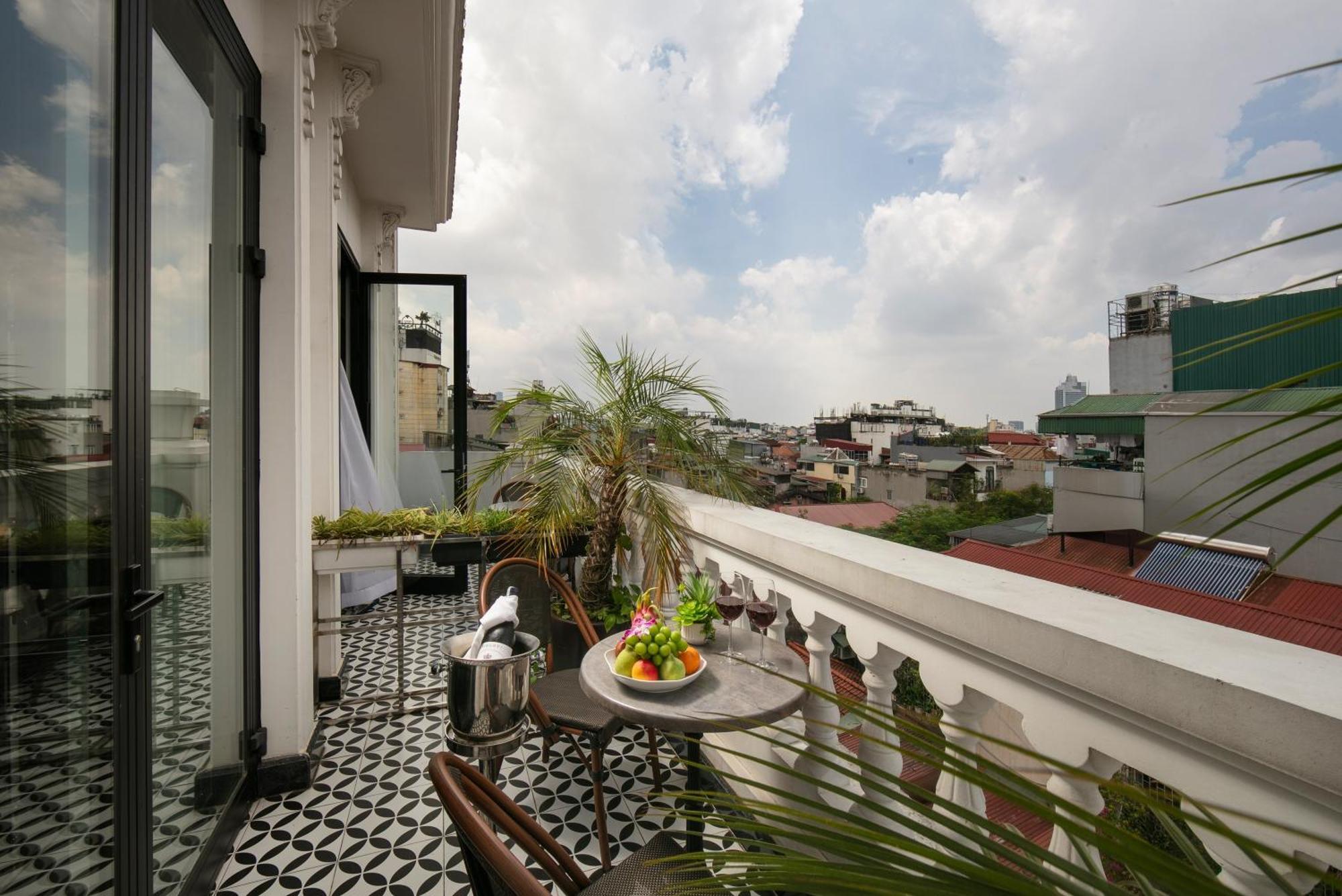 May De Ville Crown Hotel Ανόι Εξωτερικό φωτογραφία A balcony in Mexico City