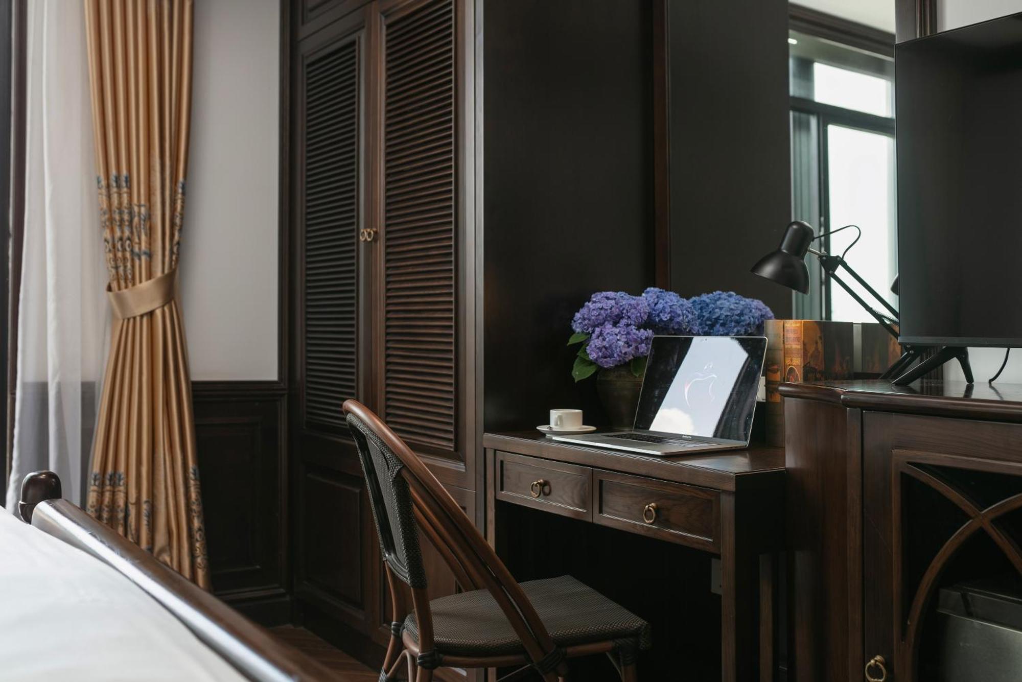May De Ville Crown Hotel Ανόι Εξωτερικό φωτογραφία A room at the hotel
