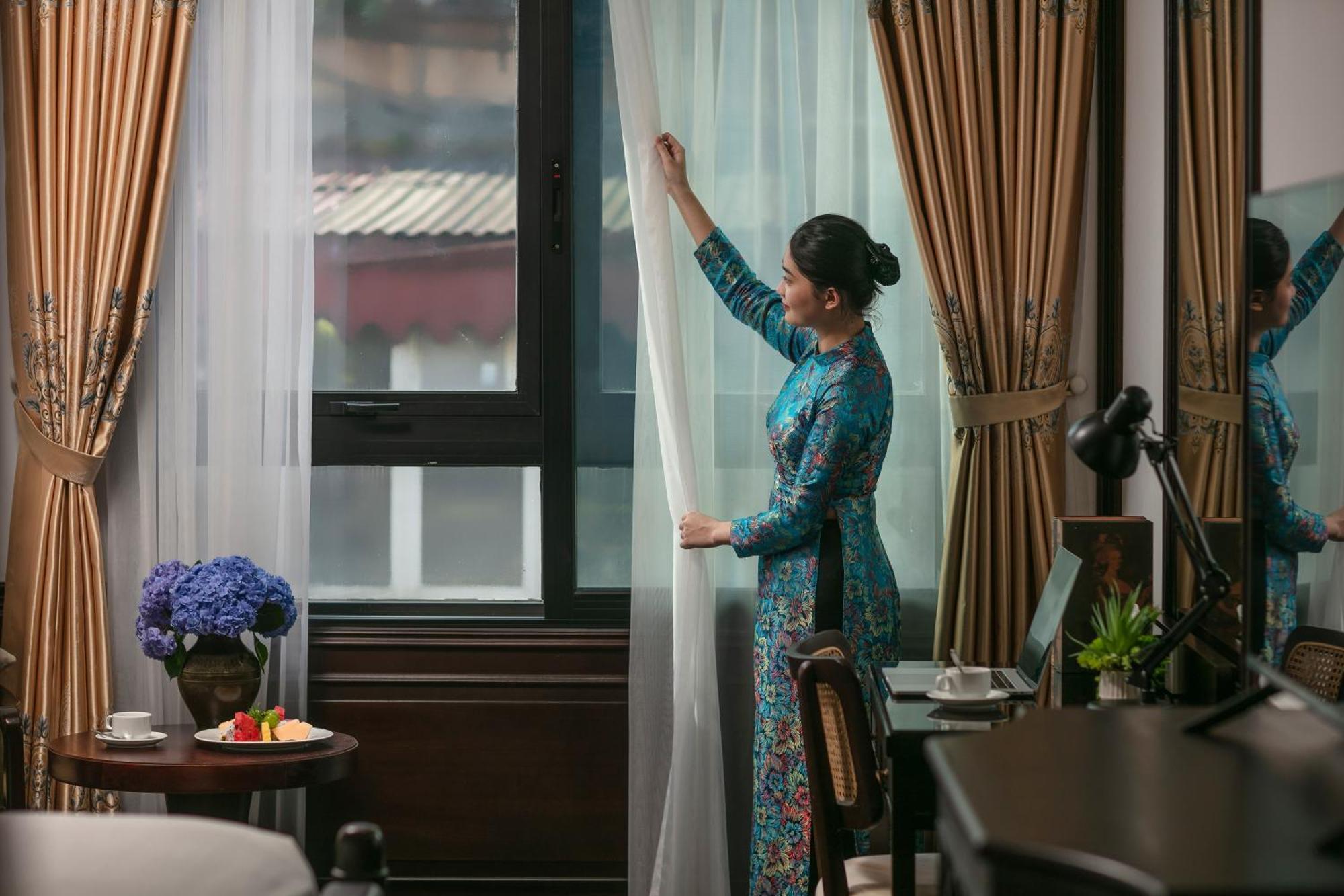 May De Ville Crown Hotel Ανόι Εξωτερικό φωτογραφία A Singapore Airlines flight attendant in the new kebaya
