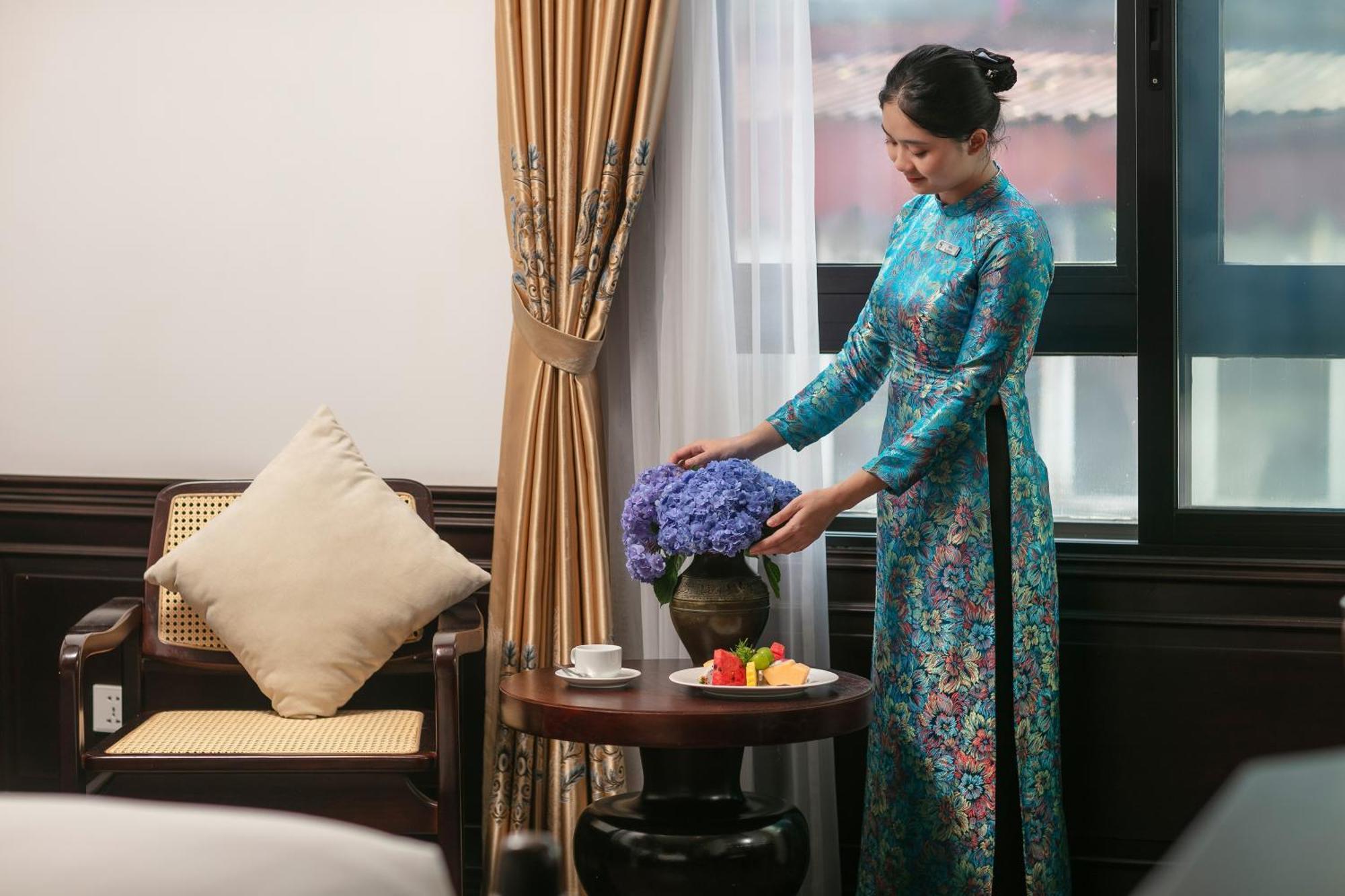 May De Ville Crown Hotel Ανόι Εξωτερικό φωτογραφία A Vietnamese woman wearing an áo dài