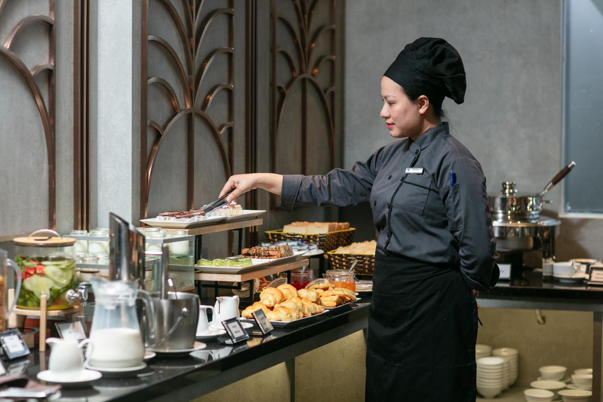 May De Ville Crown Hotel Ανόι Εξωτερικό φωτογραφία A cook at work