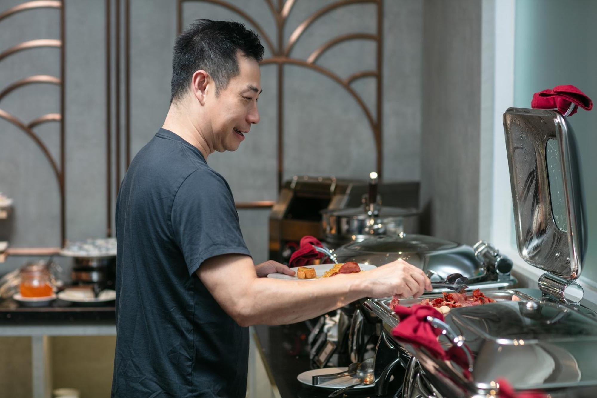 May De Ville Crown Hotel Ανόι Εξωτερικό φωτογραφία Chef preparing food at a buffet