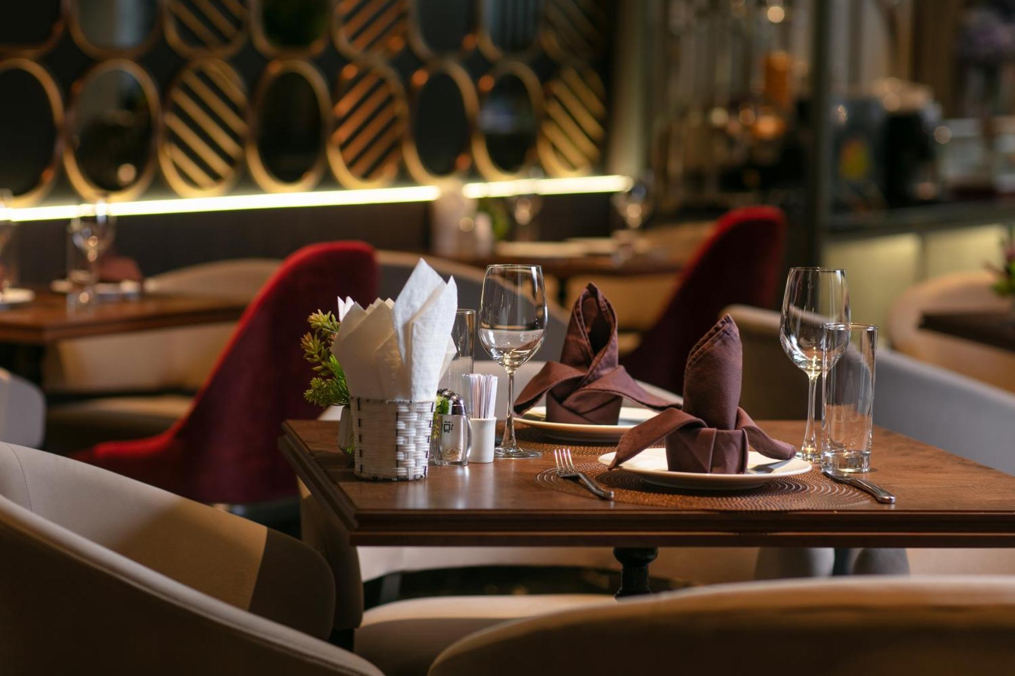 May De Ville Crown Hotel Ανόι Εξωτερικό φωτογραφία The interior of the restaurant