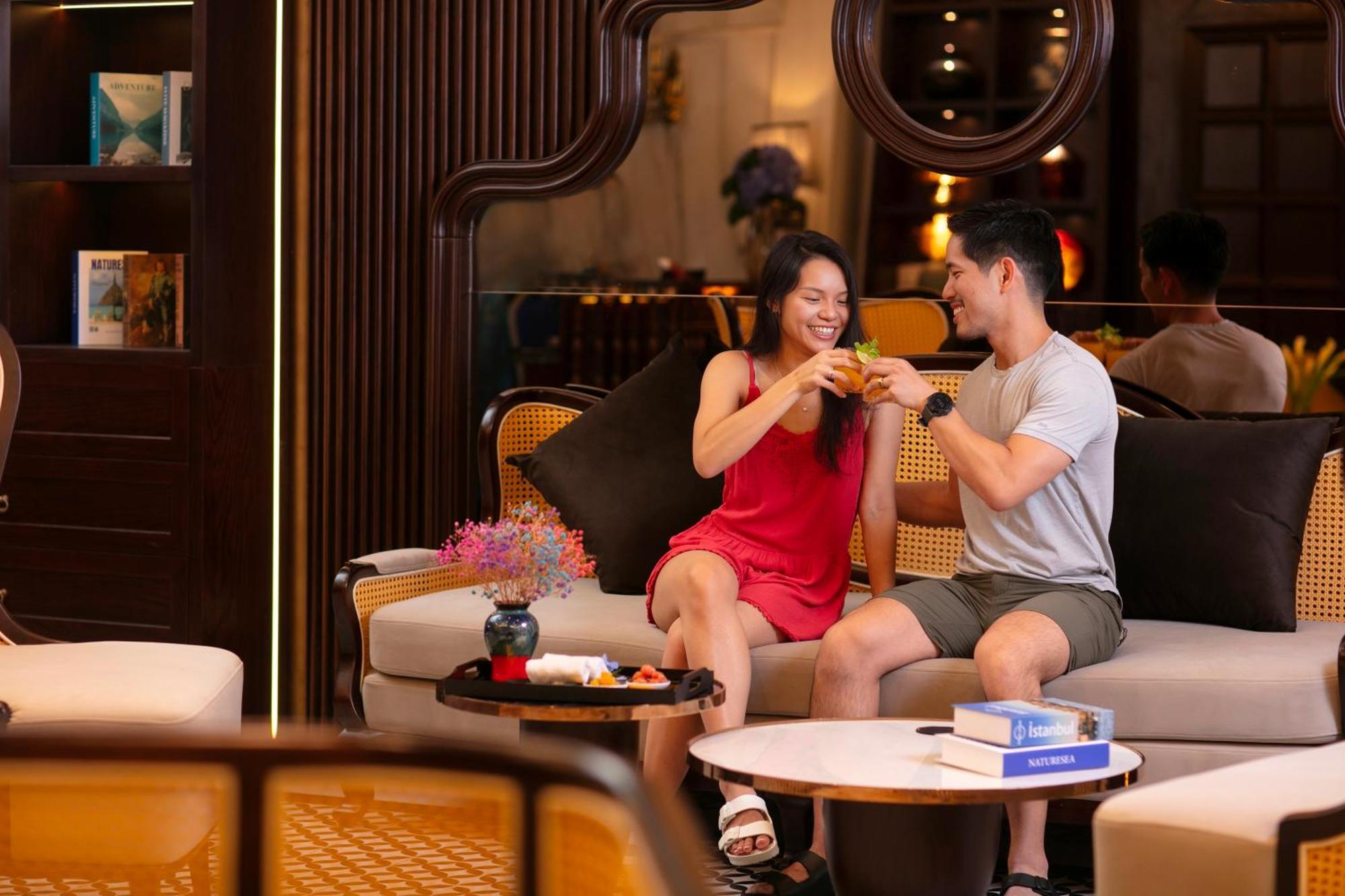 May De Ville Crown Hotel Ανόι Εξωτερικό φωτογραφία The Lounge at Tan Son Nhat International Airport