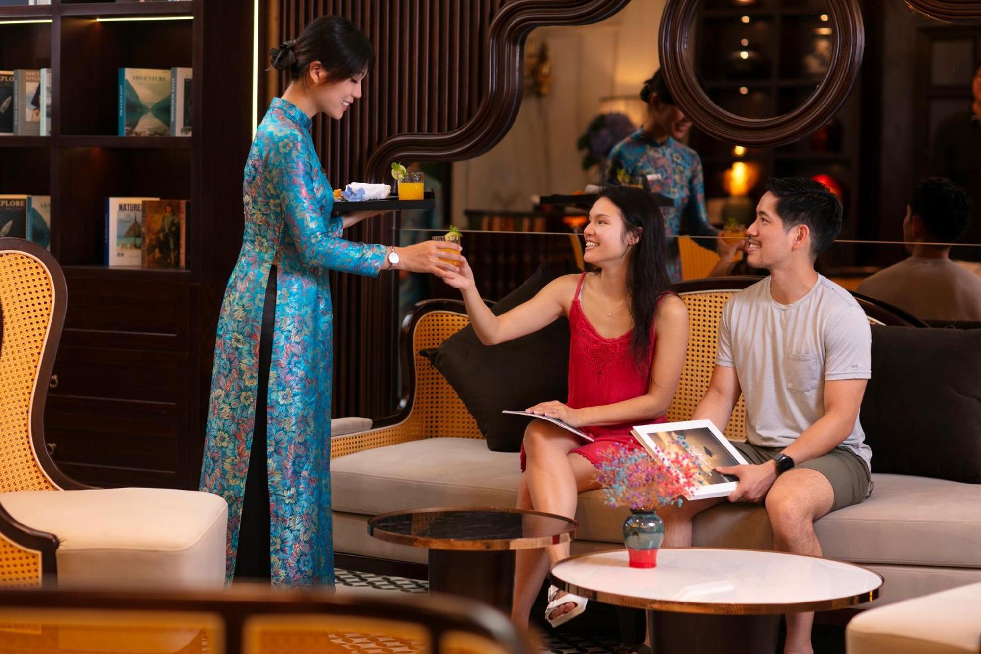 May De Ville Crown Hotel Ανόι Εξωτερικό φωτογραφία A Vietnamese woman wearing an áo dài