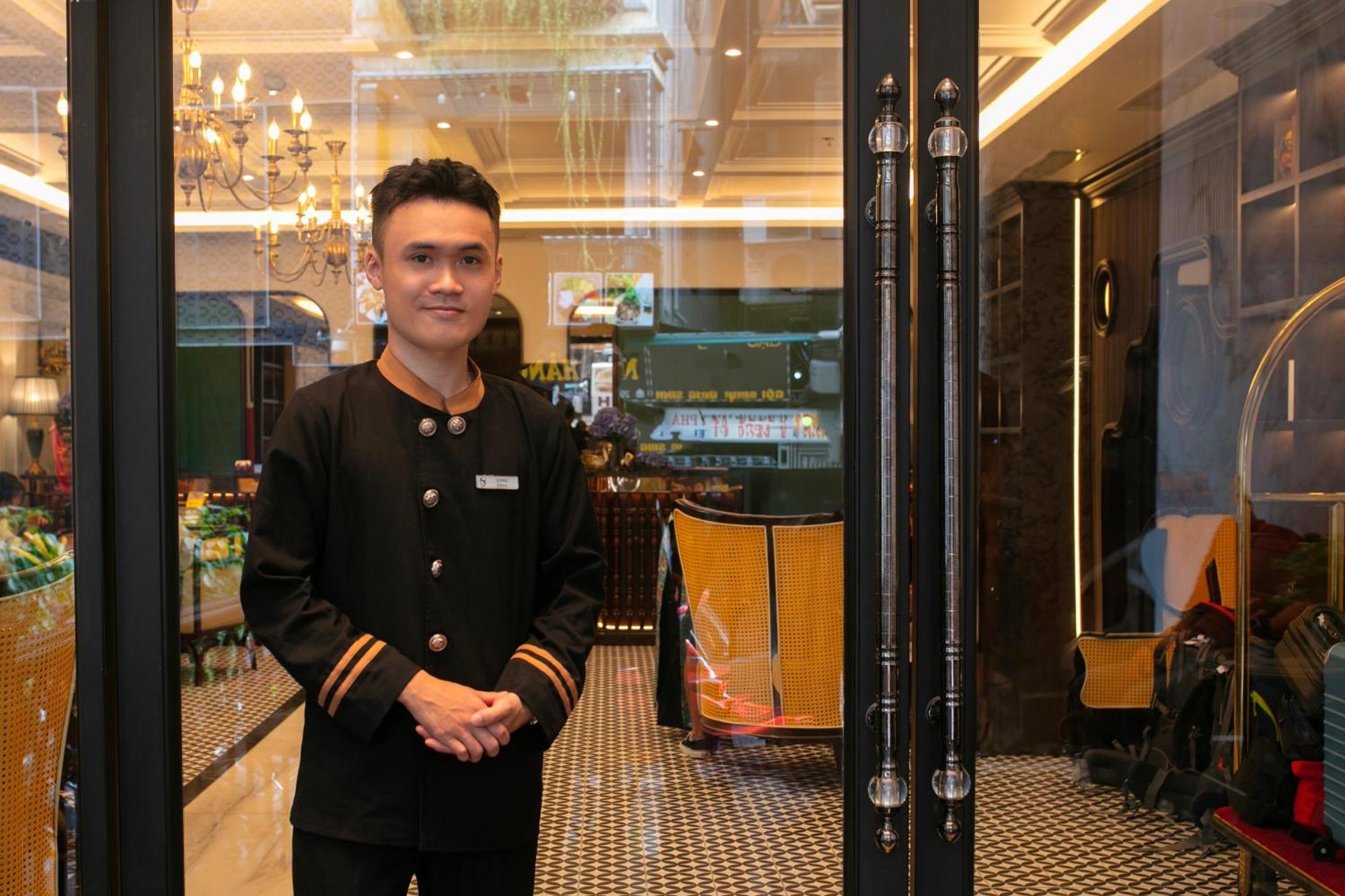 May De Ville Crown Hotel Ανόι Εξωτερικό φωτογραφία A doorman at the entrance of a hotel in Kuala Lumpur, Malaysia