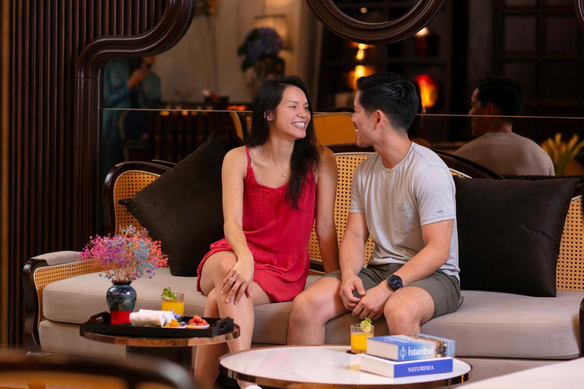 May De Ville Crown Hotel Ανόι Εξωτερικό φωτογραφία A couple at the hotel