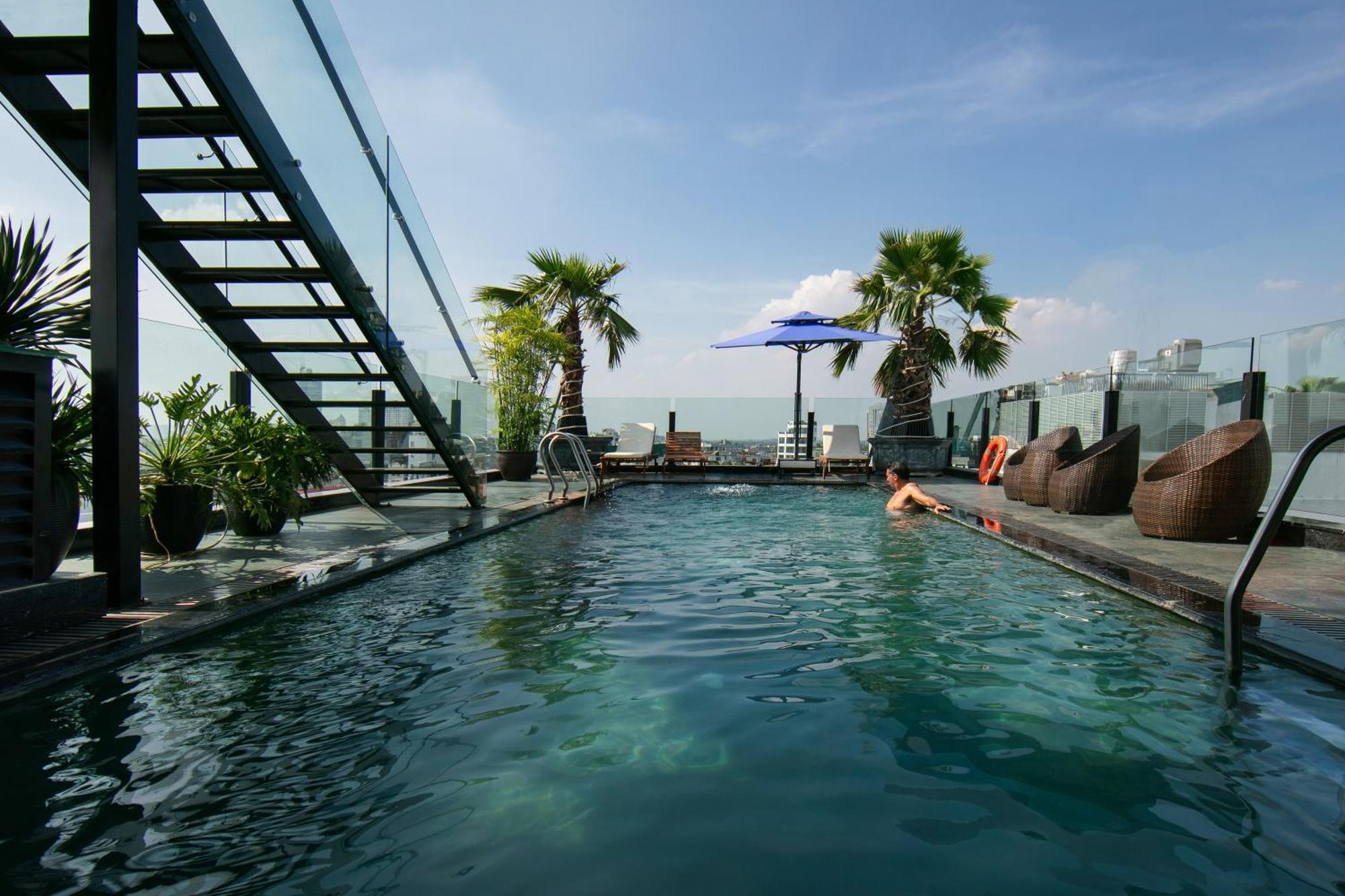 May De Ville Crown Hotel Ανόι Εξωτερικό φωτογραφία Rooftop pool at the hotel