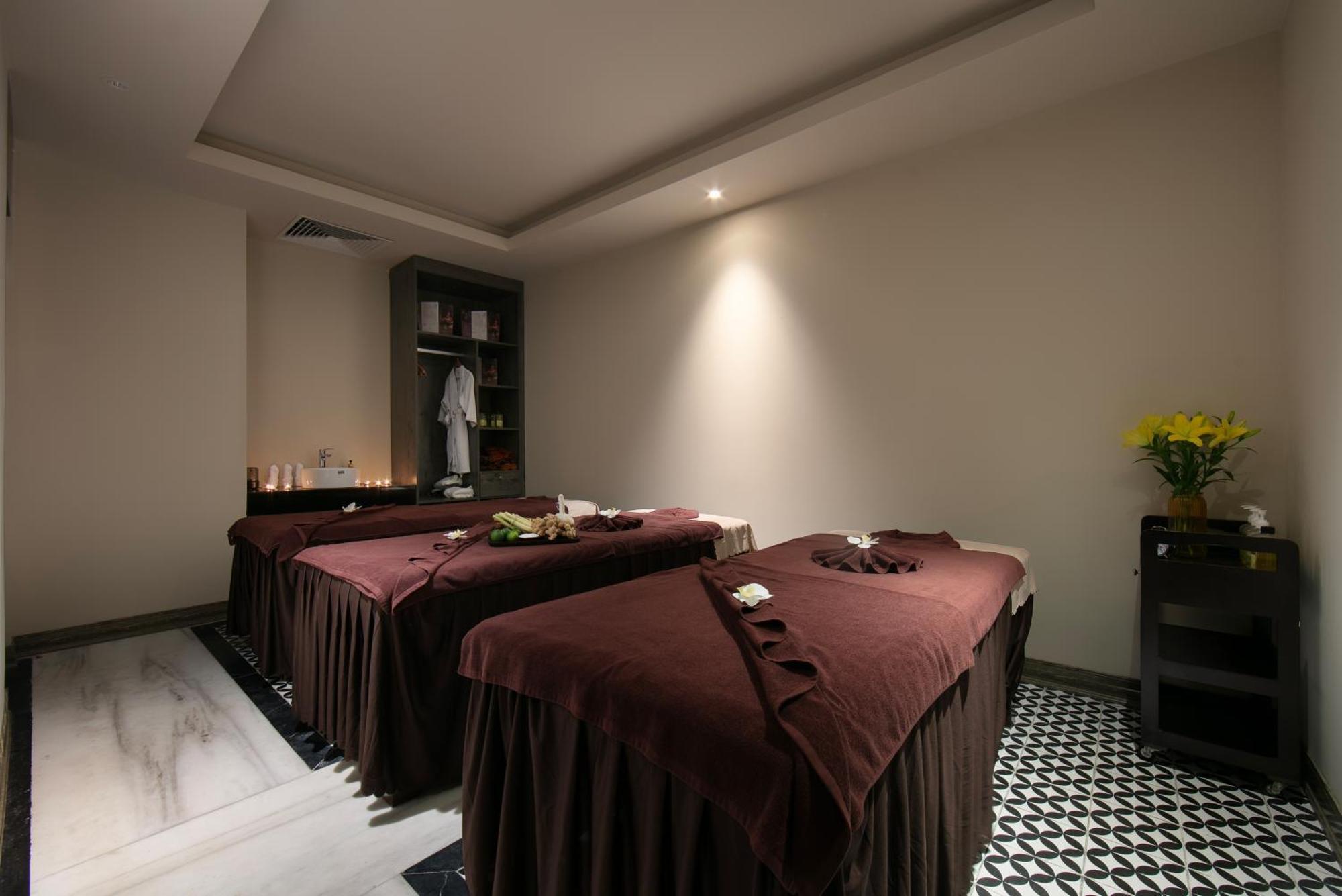 May De Ville Crown Hotel Ανόι Εξωτερικό φωτογραφία A massage room at a spa in Ho Chi Minh City, Vietnam