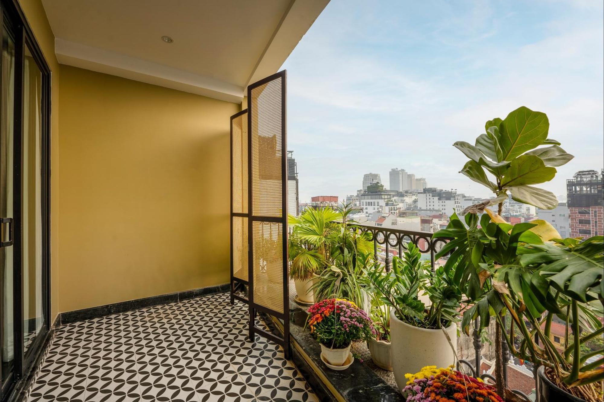 May De Ville Crown Hotel Ανόι Εξωτερικό φωτογραφία A balcony in Hanoi, Vietnam